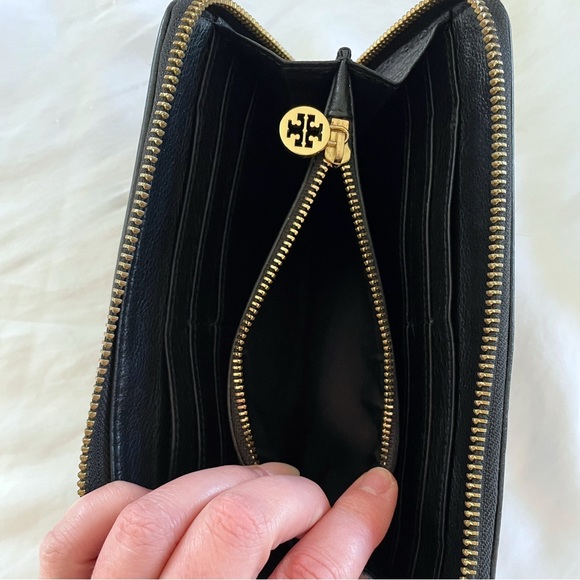 Tory Burch | Stacked T Zip Continental Wallet in Black - Picture 9 of 12